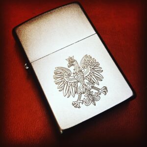 Grawer na zapalniczce marki #zippo #zippocustom #personalized #godlo #polski #rp #zapalniczka #personalizowana #grawerowanie #laserowe #warsaw #poland #prezent  #2017 #wawa #bielany  #trotec #rmi #laser #engraving #marking ??
Zapraszamy do #galeria
http://grawerowanie.org.pl/
??
 #Zapraszamy rownie? na nasz profil FB 
https://www.facebook.com/grawerowanie.laserowe.warszawa/
?? lub
https://www.instagram.com/grawerowanie_org_pl/
?? obserwuj nas na bie?? #grawerujznami
?? +48500065800 #polska, #warszawa, #bielany, al. #reymonta 12/12